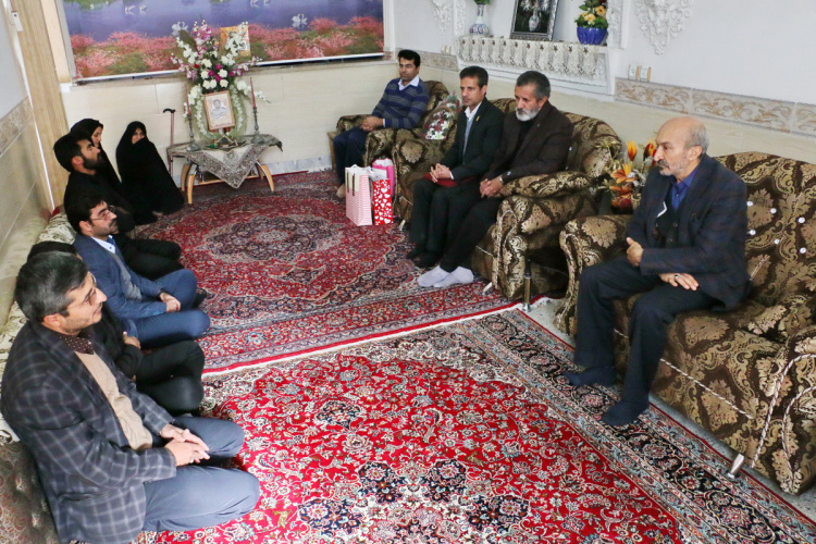 دیدار رئیس دانشگاه علمی کاربردی کشور از خانواده شهید صفاری و شهید دهقان در استان یزد.