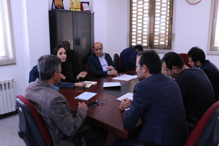 حضورمهشید یوشی نماینده دفتر حقوقی دانشگاه در خصوص مسائل مربوط به ثبت اساسنامه مراکز واحد استان یزد